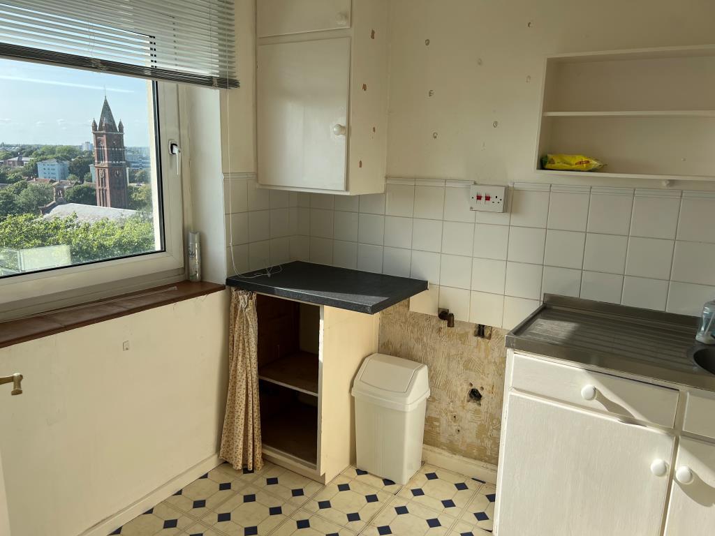 Lot: 71 - FLAT FOR INVESTMENT OR OCCUPATION WITH ATTRACTIVE VIEWS - Kitchen